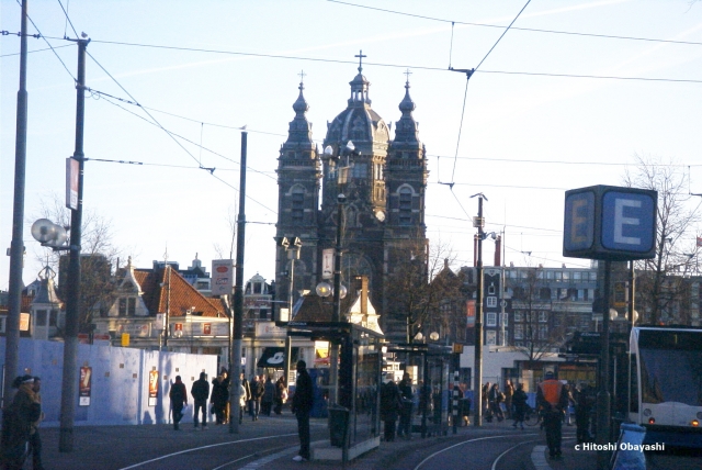 アムステルダム中央駅から見る聖ニコラス教会