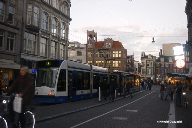 アムステルダム市街を網の目を縫うように走るトラム