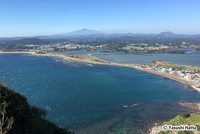 済州島の城山日出峰から見る絶景。中央奥に漢拏山が見えている