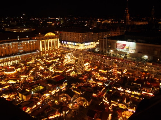 ドレスデンのアルトマルクト広場のクリスマスマーケット