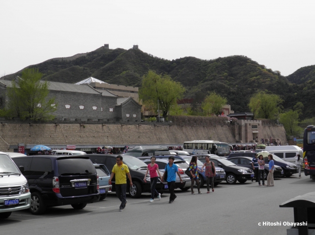 駐車場の南北に繋がる八達嶺長城