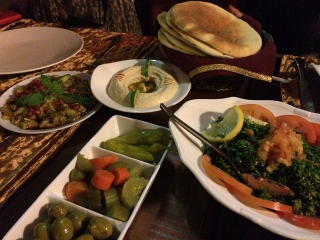 アラブで定番の前菜を注文