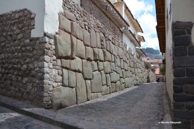 宗教美術博物館近くの12角の石と呼ばれるインカの石組