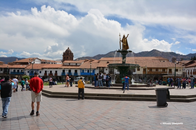 アルマス広場の中央で精悍な姿を見せる第9代インカのパチャクテ