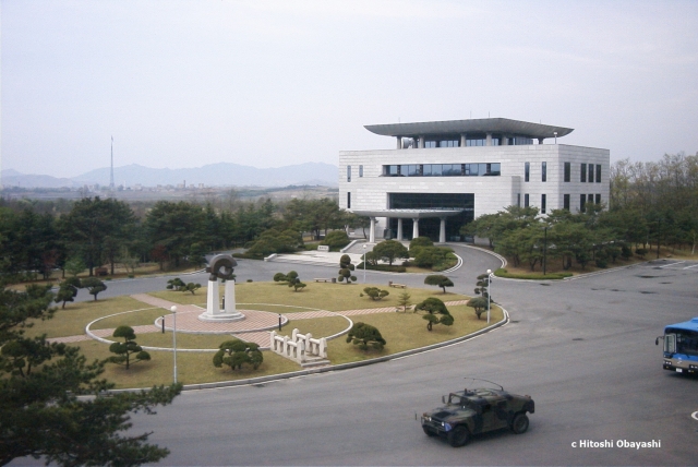 軍事停戦委員会議場の南に建つ平和の家