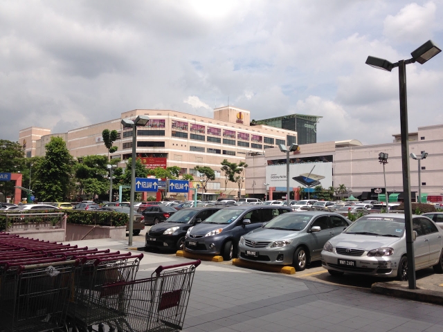 マレーシアで一番大きなショッピングセンターのワンウタマ
