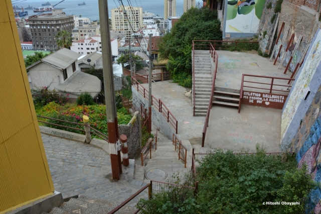 斜面を湾曲する階段の先に見えるバルパライソの町並み