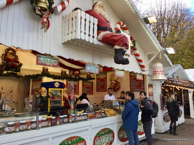 マーケットが始まると街も一気にクリスマスモードに