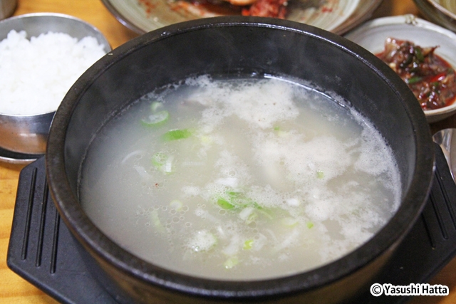 あっさり味のコムタン。餅が入っているのでボリュームもたっぷり