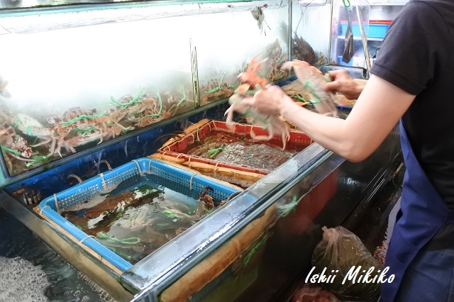 水槽から新鮮な萬里蟹を調理してくれます