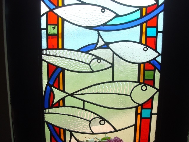可愛い魚のステンドグラスは、地元アーティストによる近年の作品