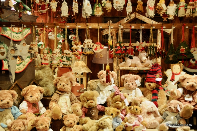 クリスマス装飾用グッズも多数売られている