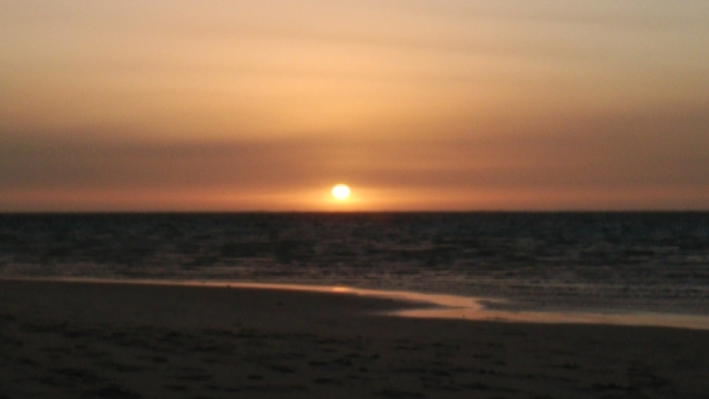 インド洋に沈むオレンジ色の夕陽