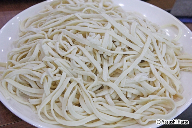 日本のうどんともよく似たカルグクス。小麦粉に大豆粉を混ぜる