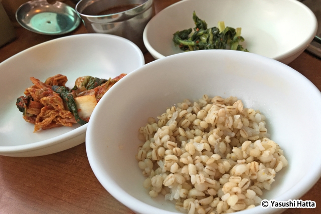 前菜として出てくる麦飯ビビンバ。麦のころころした食感も美味