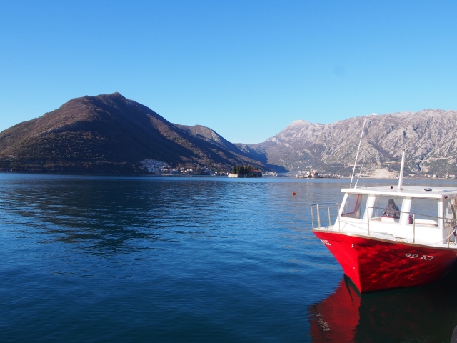 教会も浮かぶ、青々としたコトル湾