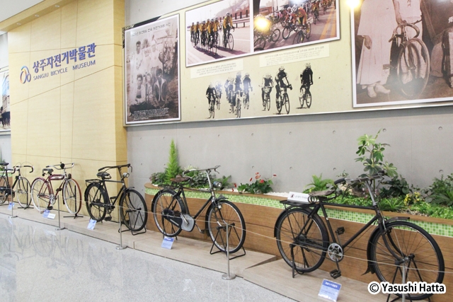 尚州の自動車博物館。館内にはいろいろな自転車が展示されている