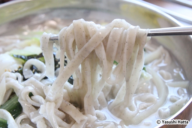 黒豆入りの麺。ソリテは韓国ではよく知られた黒豆品種のひとつ