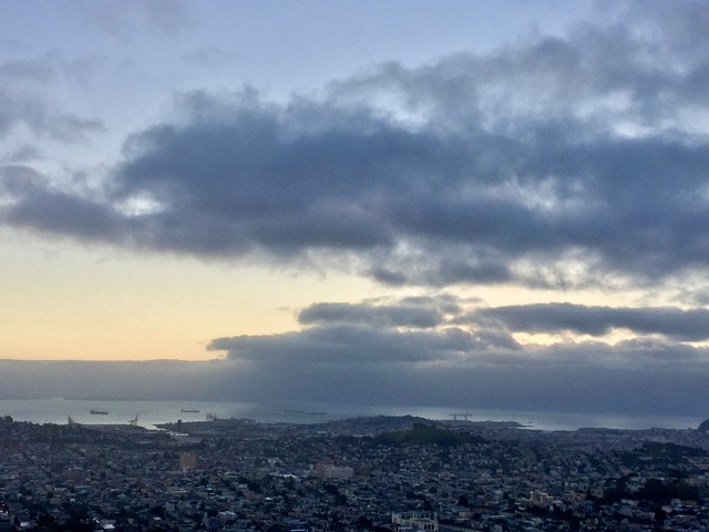 お日様が出る方向には黒っぽい雲