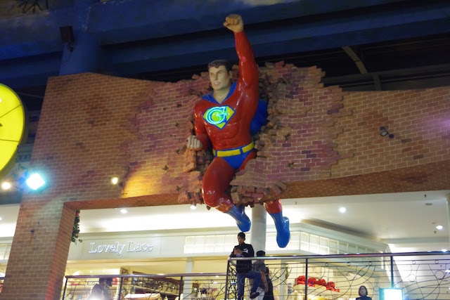 壁を突き抜けるスーパーマン