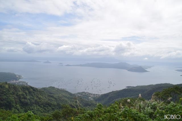 タール湖とタール火山を望む