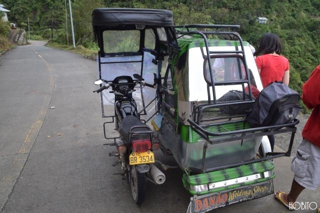 乗るのはバイクタクシー