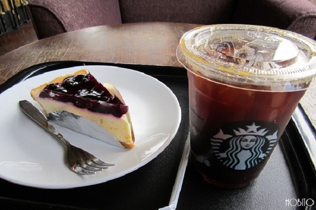 スタバのコーヒーとアッパークラスカフェのケーキ