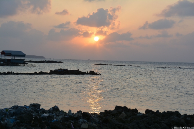 マアフシの西の海に沈む太陽