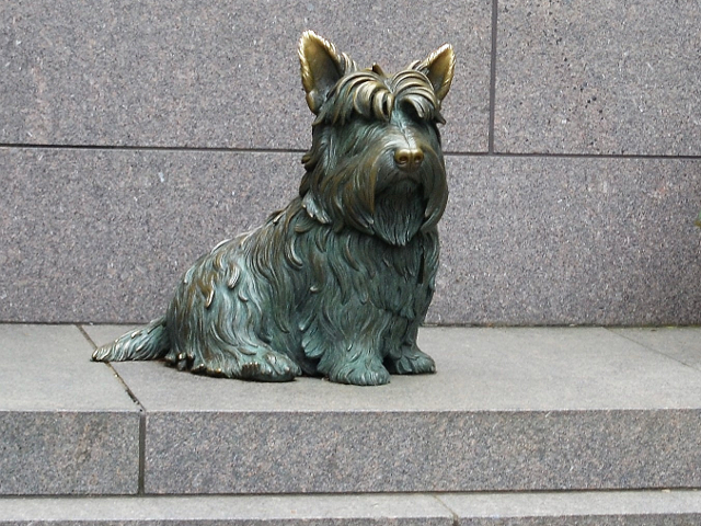 ルーズベルト記念公園に立つ大統領の愛犬ファラの彫像