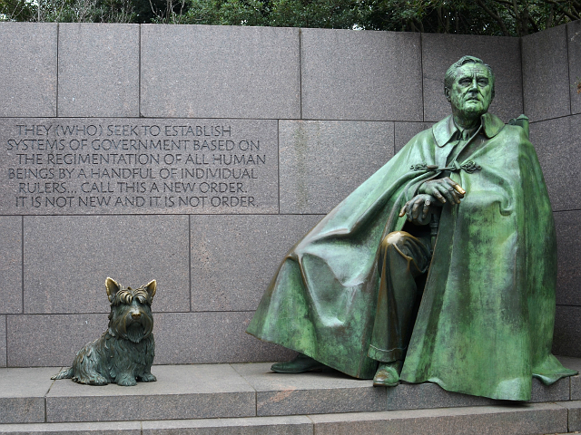 タイダルベイスンに建つルーズベルト大統領と愛犬ファラの彫像