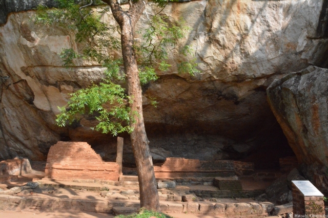 岩山に残る石窟寺院