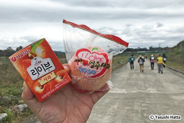 途中の給水ポイントで配布。リンゴは洗浄済でそのままかじれる