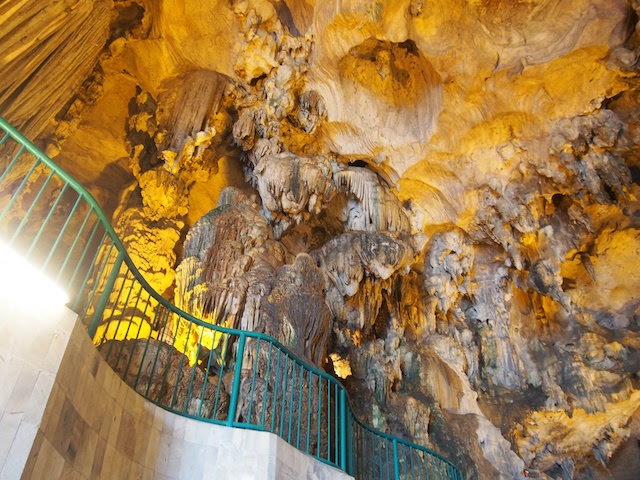 鍾乳石（鍾乳洞のツララ）が垂れ下がる洞窟内