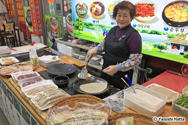 店頭ではその場で調理して販売。特産品のそばを使った料理が多い