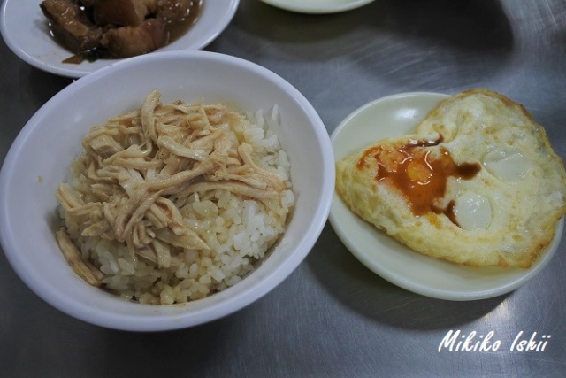 鶏肉飯40元に半熟目玉焼き10元