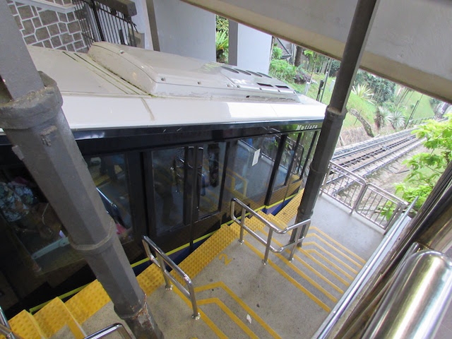 ペナンヒル頂上駅に停車しているケーブルカー