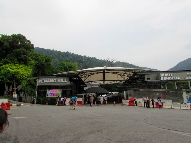 バス停の目の前にあるペナンヒル駅からケーブルカーに乗車