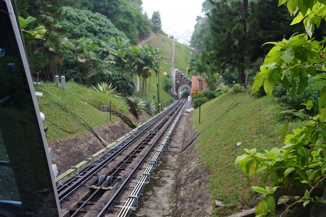 傾斜角度は約30度もあるペナンヒル鉄道