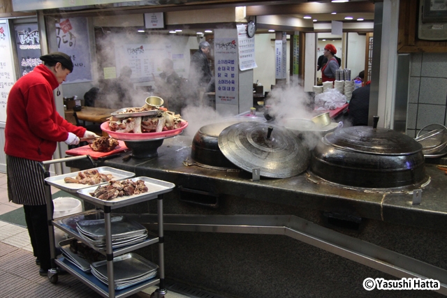 江原道江陵市の江陵中央市場で見られるスープ料理店の店頭風景