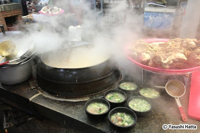 大釜でじっくり時間をかけて煮込むのが韓国式スープ料理の神髄