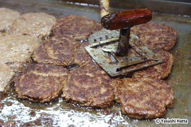 江陵中央市場名物のトッカルビ（焼肉風のハンバーグ）