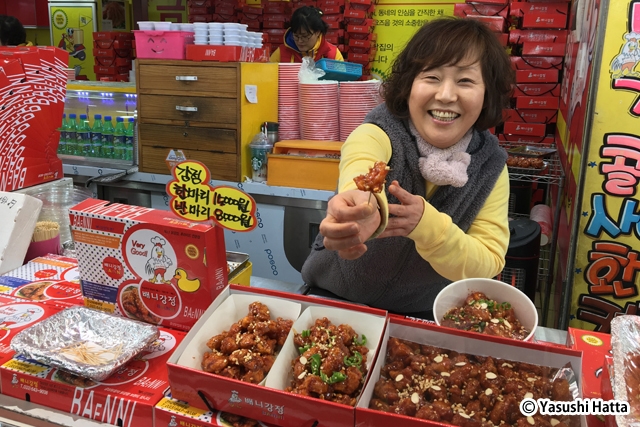 タッカンジョン（鶏肉の蜜揚げ）の店では試食もさせてくれる