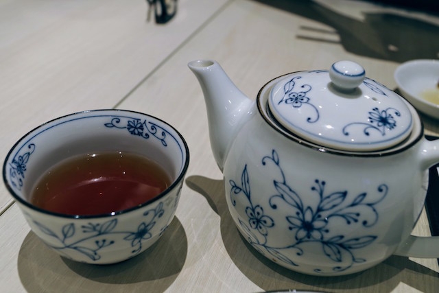 お茶はなくなると熱湯を入れてくれる中華式