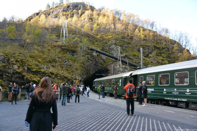 ソグネ・フィヨルドを走るフロム鉄道