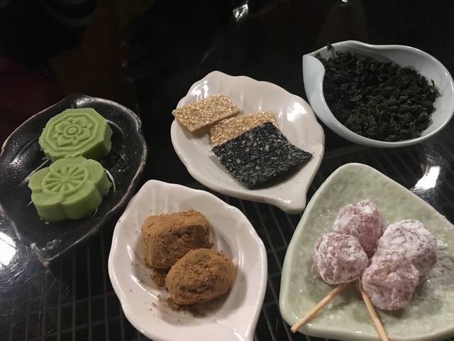 甘い飴菓子や餅菓