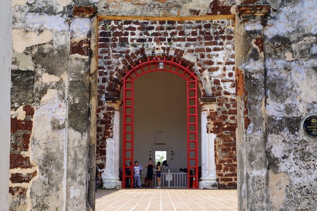赤い鉄の柵で補強してあるマラッカのセント・ポール教会入り口