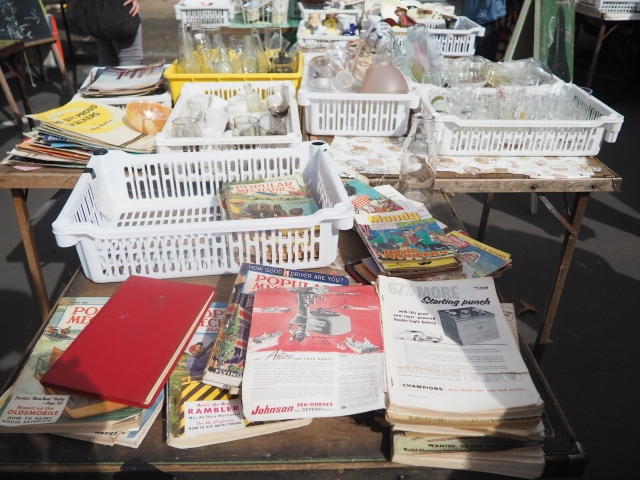 古本から玩具、食器などいろんな骨董品が並びます