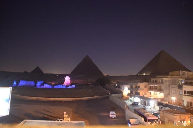 ピザハットから眺めるピラミッドとスフィンクス
