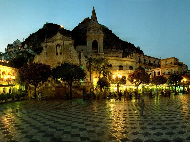 ４月９日広場（Piazza IX Aprile）