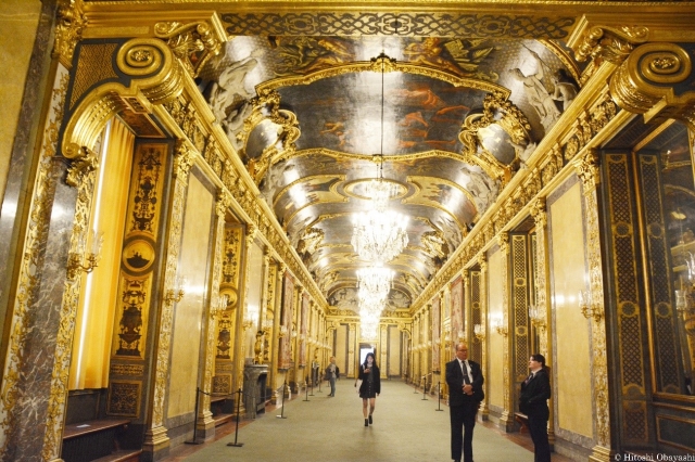 シャンデリアが眩い光を放つ王宮の回廊